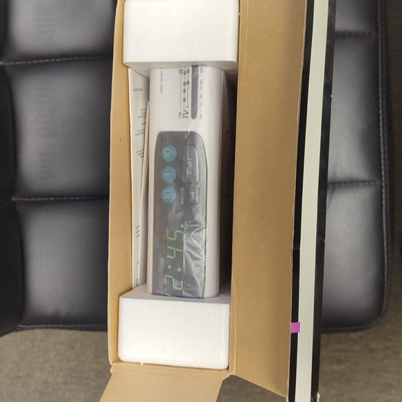 NIB Emerson Under-Cabinet Clock Radio - Picture 4 of 6